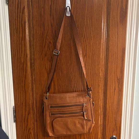 Elegant Tan Crossbody Bag with Adjustable Strap - Picture 1 of 2